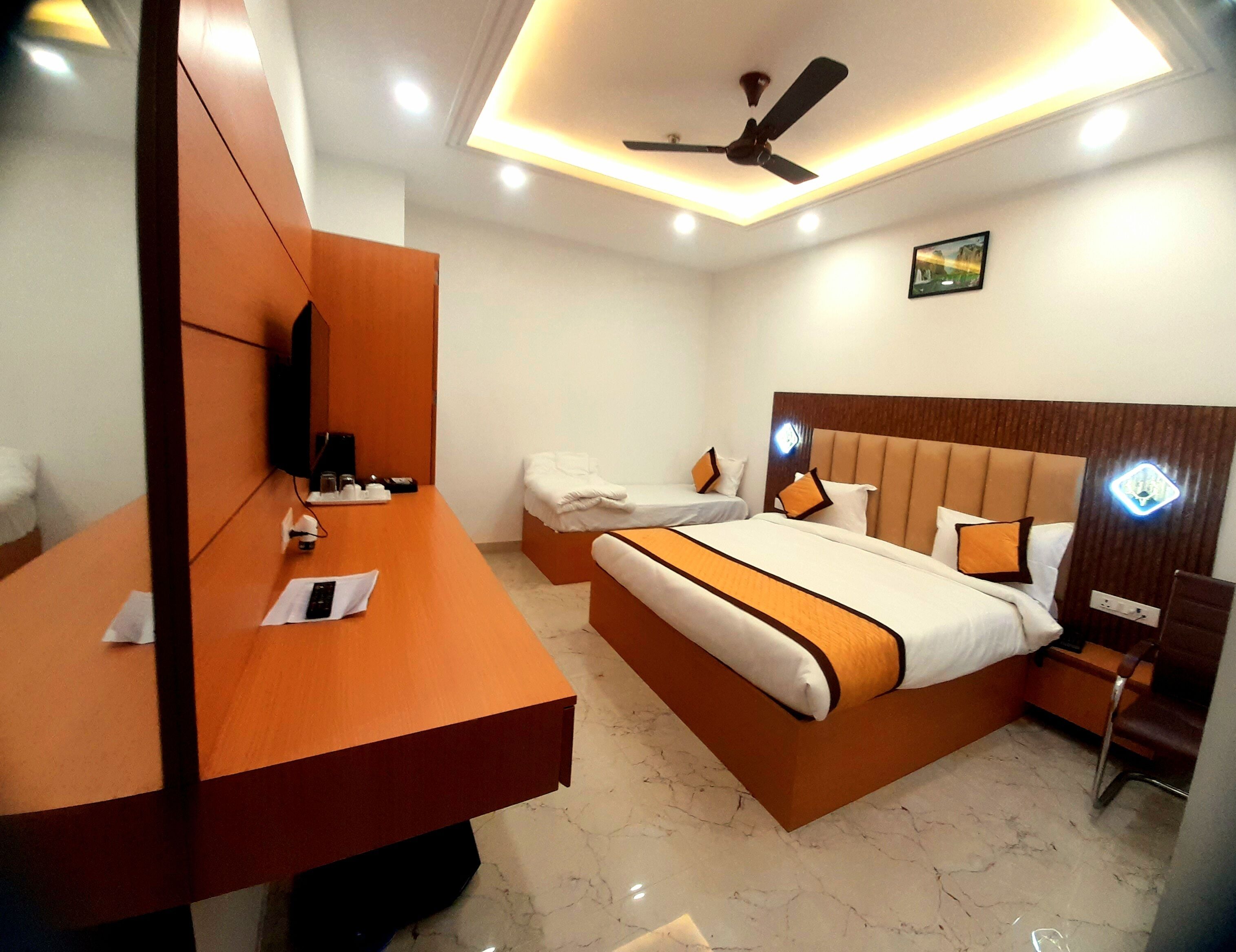 奢华双人房 | Select Comfort 床、客房内保险箱、办公桌、笔记本电脑工作区