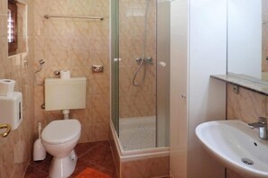 Appartement Confort, 2 chambres | Salle de bain | Douche