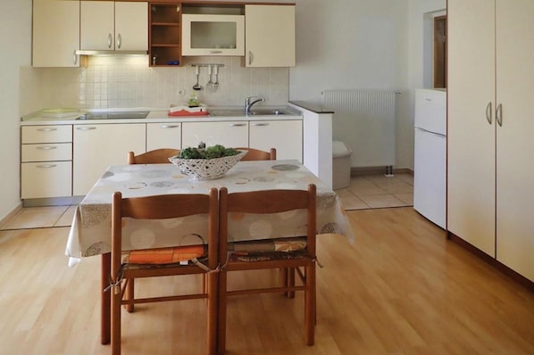 Apartamento conforto, 2 quartos | Cozinha privada | Geladeira, chaleira elétrica