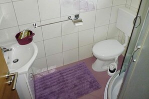 Classic Apartment, 2 Bedrooms | Bathroom | Shower