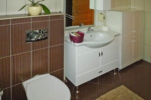 Appartement Confort, 2 chambres | Salle de bain | Douche