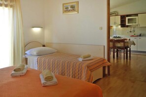Room - Apartment Pink in Starigrad Paklenica Only 200 m From the sea (Starigrad)