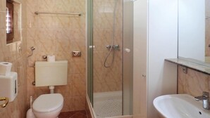 Classic Apartment, 2 Bedrooms | Bathroom - Apartment Pink in Starigrad Paklenica Only 200 m From the sea (Starigrad)