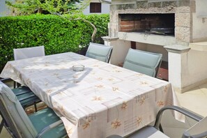 Comfort-Apartment, 2 Schlafzimmer | Speisen im Freien