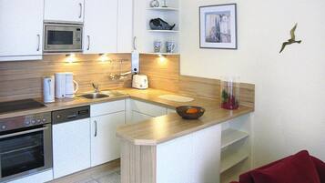 Comfort Apartment, 2 Bedrooms | Private kitchen | Fridge, oven, coffee/tea maker, toaster