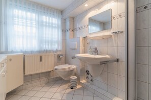 Comfort Apartment, 2 Bedrooms | Bathroom | Shower