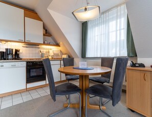 Classic Apartment, 2 Bedrooms | Dining