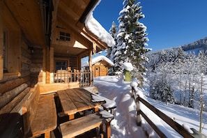 A wooden cabin with a wooden deck and a snow-covered landscape. - Chalet Steinbock, St. Martin am Tennengebirge (Sankt Martin am Tennengebirge)