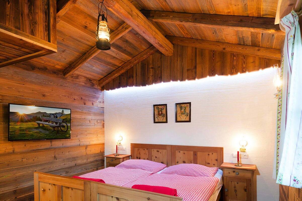 7 bedrooms, bed sheets