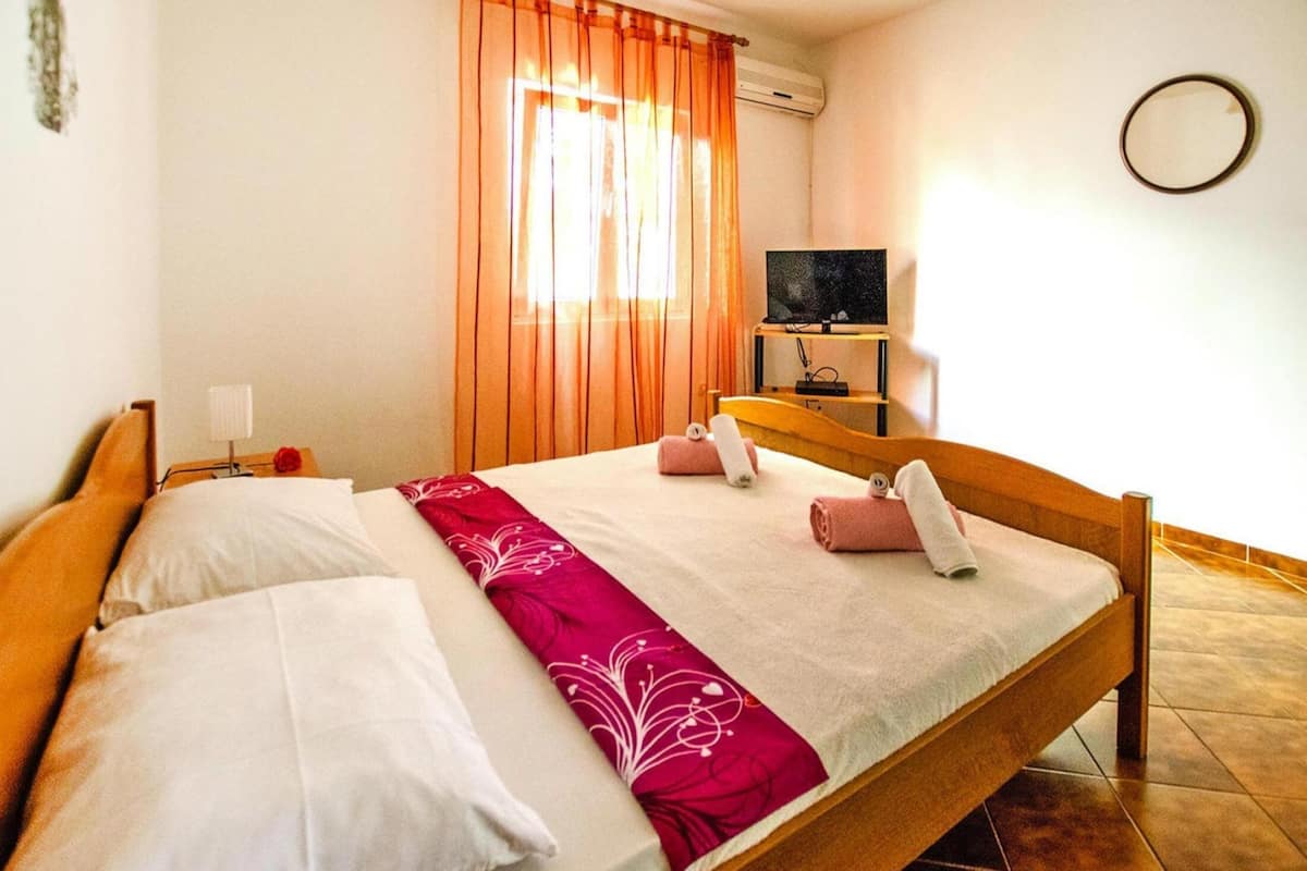 4 bedrooms, individually furnished