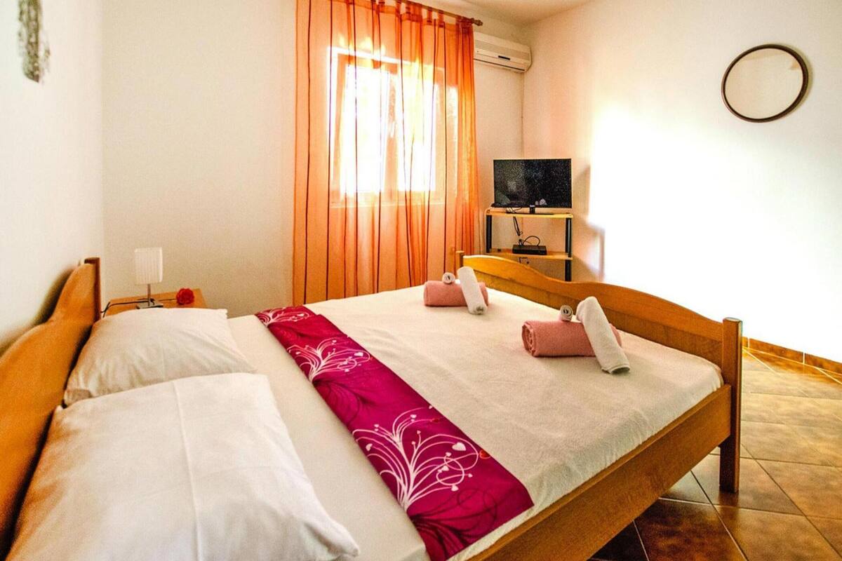 4 bedrooms, individually furnished
