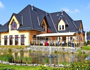 Comfort House, 3 Bedrooms | Reception - Holiday Home in Markkleeberg Near a Lake (Markkleeberg)