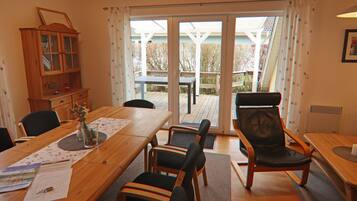 Classic House, 5 Bedrooms | Living room | Fireplace, DVD player