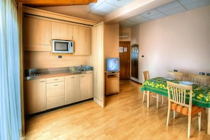 Appartement classique, 3 chambres | Cuisine privée | Réfrigérateur, four à micro-ondes, lave-vaisselle