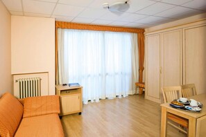 Classic Apartment, 3 Bedrooms | Living room