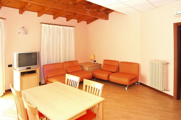 Classic Apartment, 3 Bedrooms | Living room
