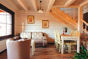 Classic House, 3 Bedrooms | Living room
