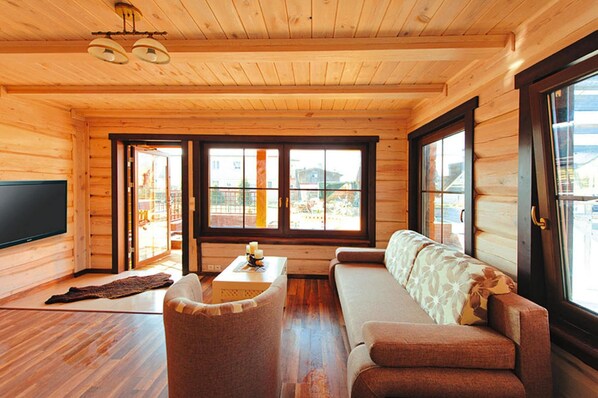 Classic House, 3 Bedrooms | Living room