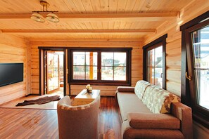 Casa clásica, 3 habitaciones | Sala de estar | Chimenea 