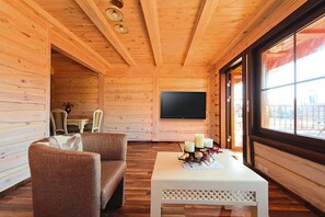 Casa clásica, 3 habitaciones | Sala de estar | Chimenea