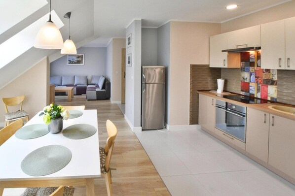 Lemari es, microwave, oven, dan mesin pembuat kopi/teh