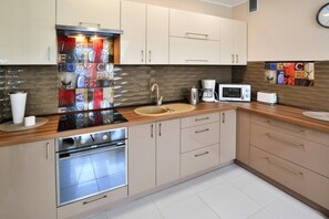 Comfort appartement, 2 slaapkamers | Privékeuken | Een koelkast, een magnetron, een oven, een koffiezetapparaat/waterkoker