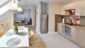 Fridge, microwave, oven, coffee/tea maker