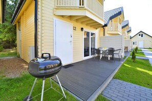 En række gule hytter, hvor der er en grill foran den første hytte.