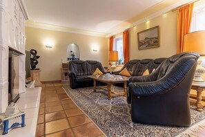 Casa clásica, 3 habitaciones | Sala de estar | Una chimenea