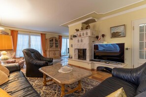 Casa clásica, 3 habitaciones | Sala de estar | Una chimenea