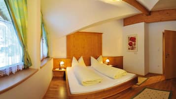 Classic Apartment, 3 Bedrooms | 3 bedrooms, bed sheets