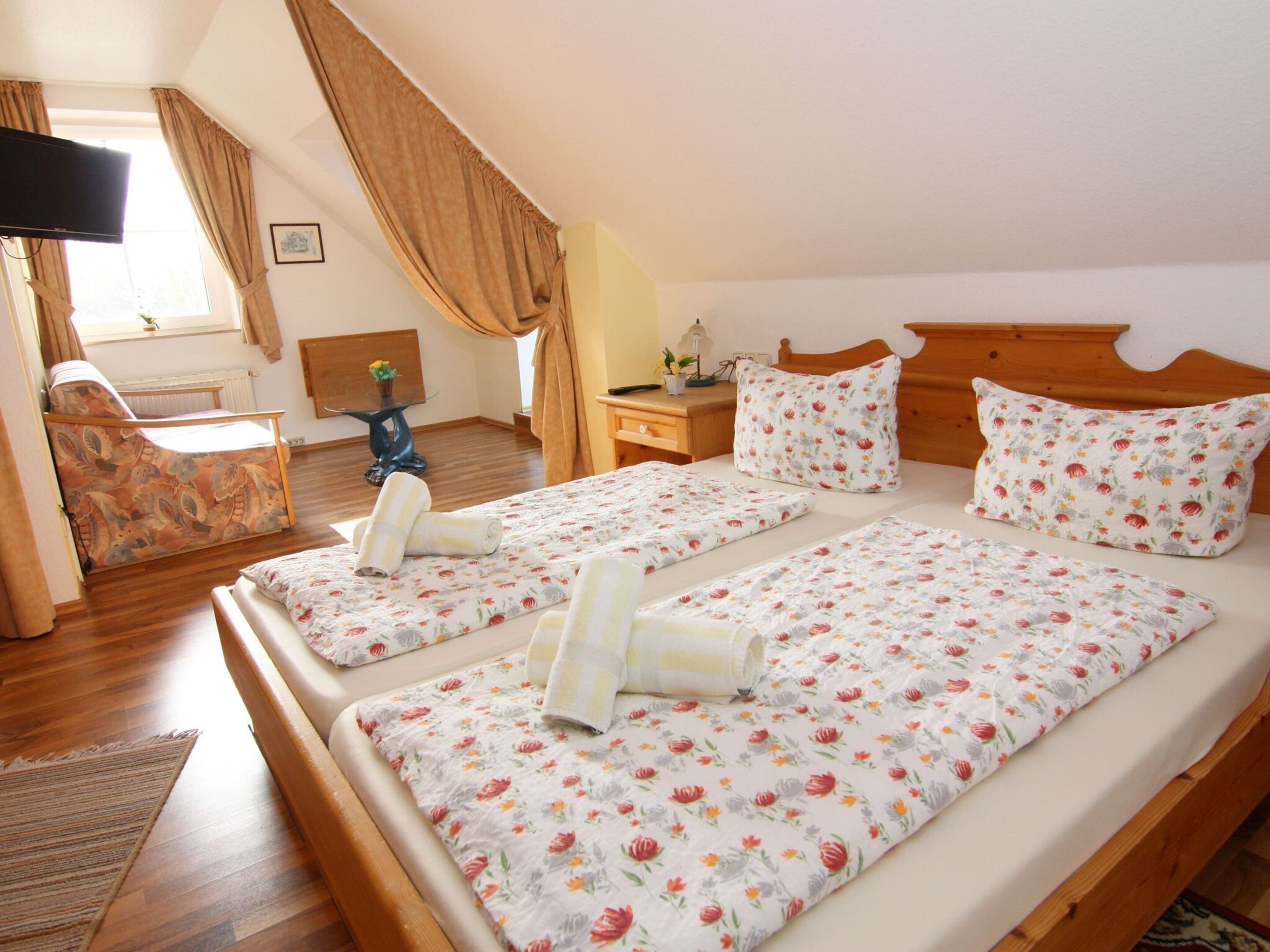 5 habitaciones, muebles diferentes y ropa de cama 