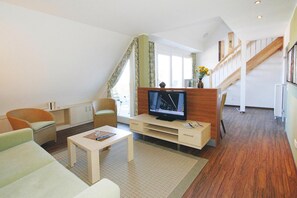 Classic Apartment, 3 Bedrooms | Living room | DVD player