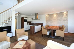 Classic Apartment, 3 Bedrooms | Living room | DVD player