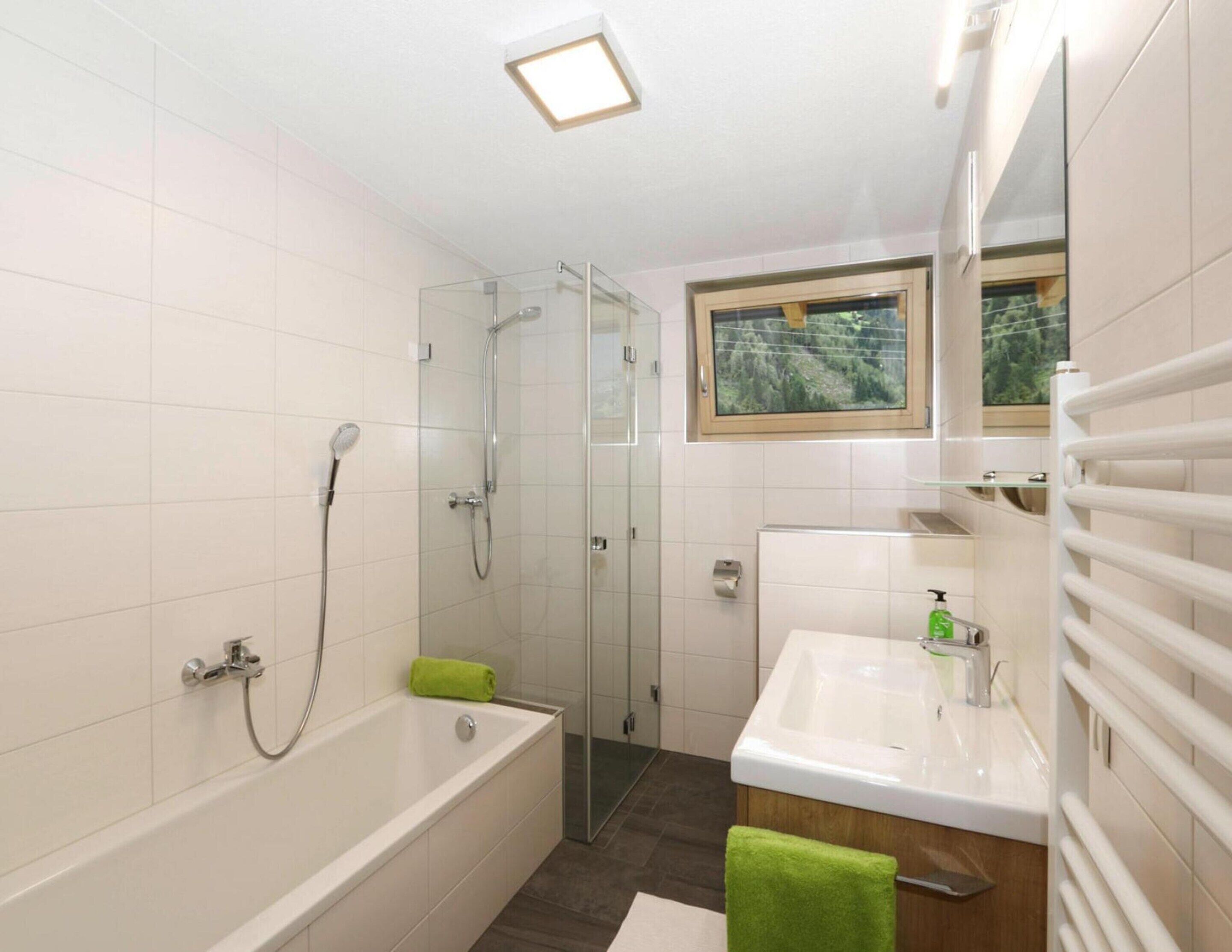 Classic Apartment, 3 Bedrooms | Bathroom | Shower