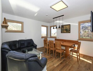 Appartement classique, 3 chambres | Salle de séjour