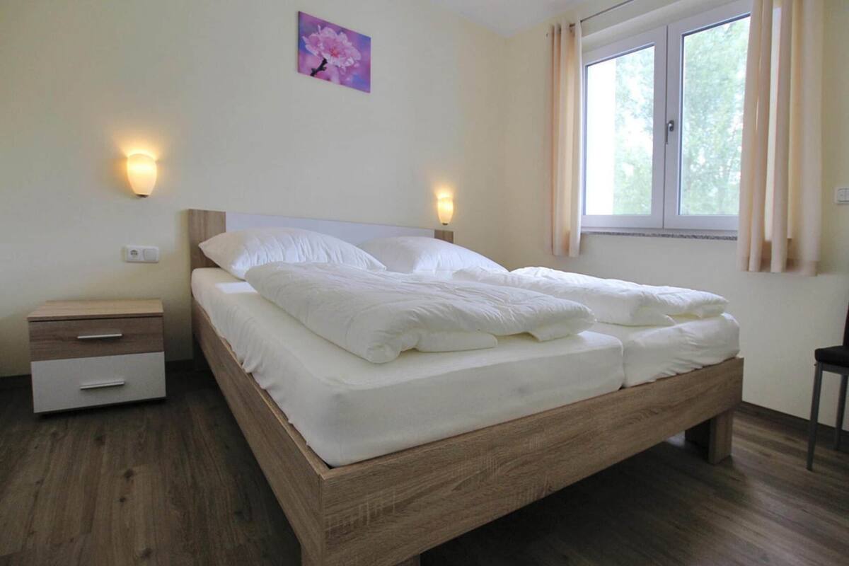 Deluxe Apartment, 2 Bedrooms | 3 bedrooms, individually furnished, bed sheets