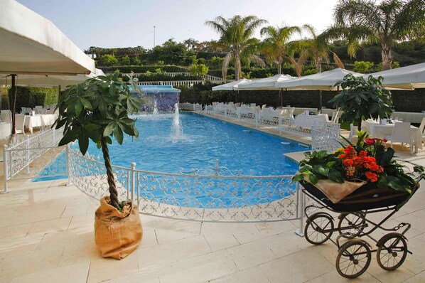 Una piscina al aire libre