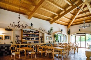 Bungalow phong cách cổ điển, 2 phòng ngủ | Phòng khách