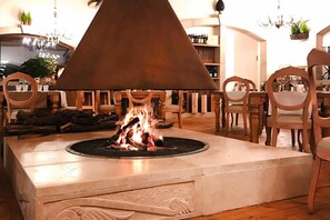 Comfort Bungalow, 1 Bedroom | Dining