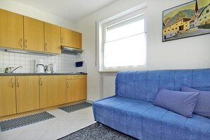 舒适公寓, 1 间卧室 | 私人厨房 | 冰箱、茶具/咖啡用具、电热水壶、高脚椅