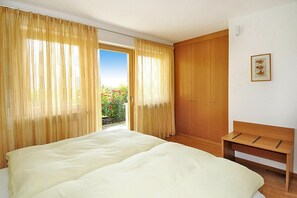 Comfort Apartment, 1 Bedroom | 3 bedrooms, individually furnished, bed sheets - Apartment in Schlanders With Terrace (Silandro)