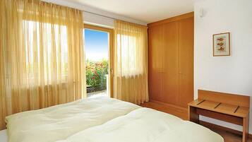 3 camere, con arredamento individuale, lenzuola