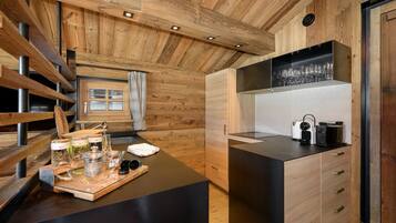 Peti sejuk, ketuhar, mesin basuh pinggan mangkuk, pembancuh kopi/teh