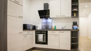 コーヒー / ティーメーカー、冷蔵庫、電子レンジ、オーブン