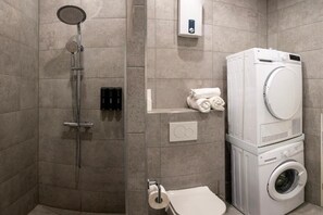 Shower, eco-friendly toiletries, hair dryer, towels - HANNIBAL - Design Apartment Magnolia 1 (Wolfsburg)