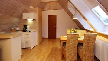 Deluxe-lejlighed - 2 soveværelser | Privat køkken | Køleskab, mikrobølgeovn, opvaskemaskine, kaffe-/temaskine