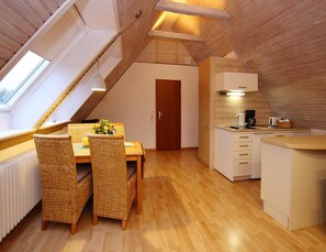 Deluxe appartement, 2 slaapkamers | Privékeuken | Een koelkast, een microgolfoven, een vaatwasser