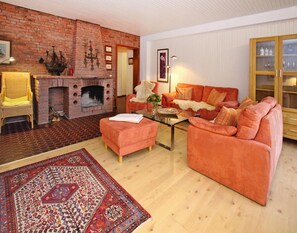Apartamento clássico, 2 quartos | Sala de estar