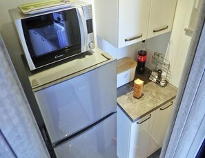 Deluxe House, 4 Bedrooms | Private kitchen | Fridge, microwave, oven, stovetop